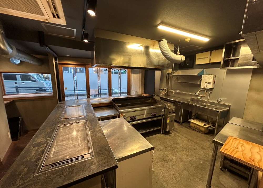 【神戸 居抜き物件】三ノ宮 元町 徒歩5分 生田新道沿い 1階路面 鉄板焼き居抜き 10坪 飲食店開業向け